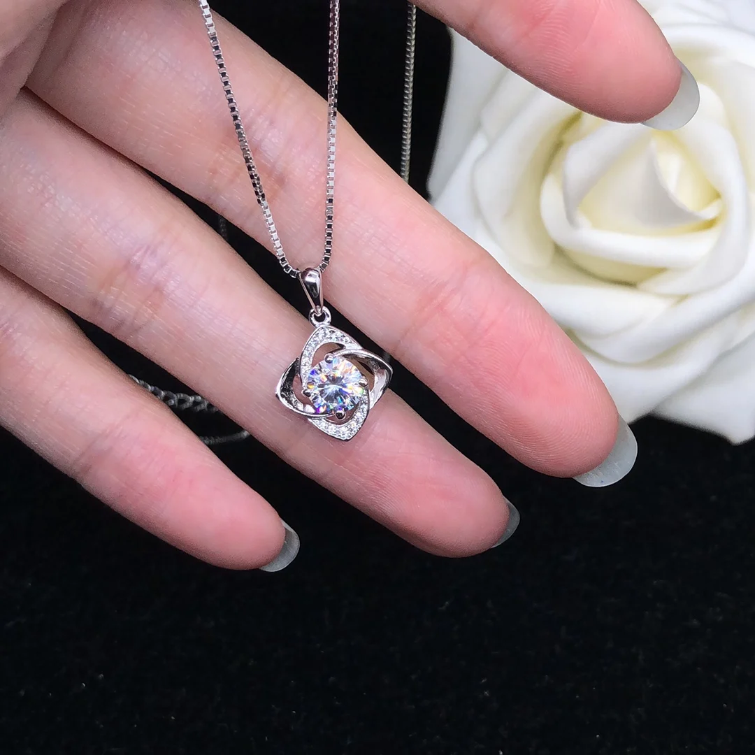 S925 Silver White Gold Plated Four Leaf Clover Pendant 0.8 CT D Color Solitaire Moissanite Pendant Necklace For Women
