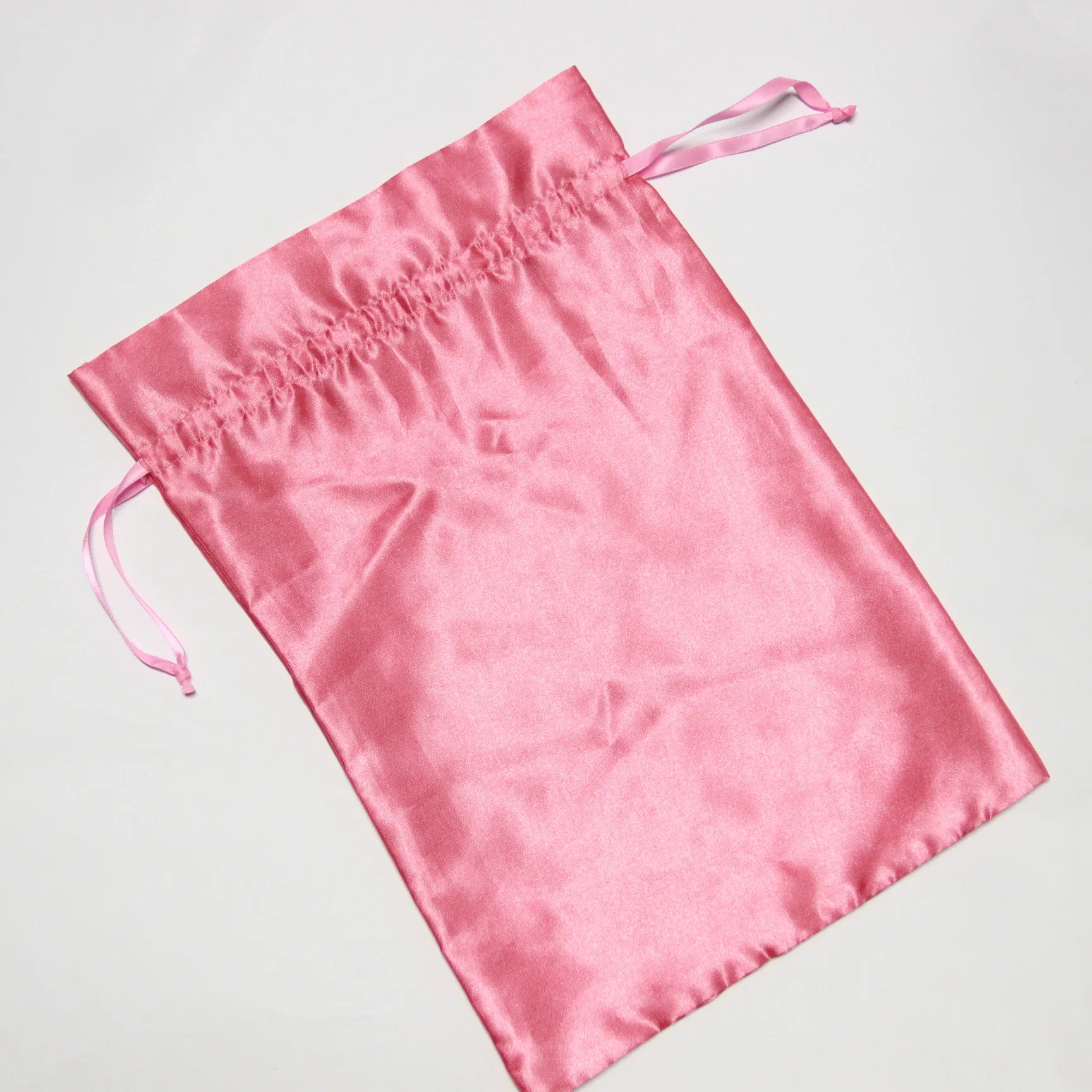 The manufacturer professionally customizes all kinds of satin wig packaging bags, satin cloth bags, wholesale satin silk bunched