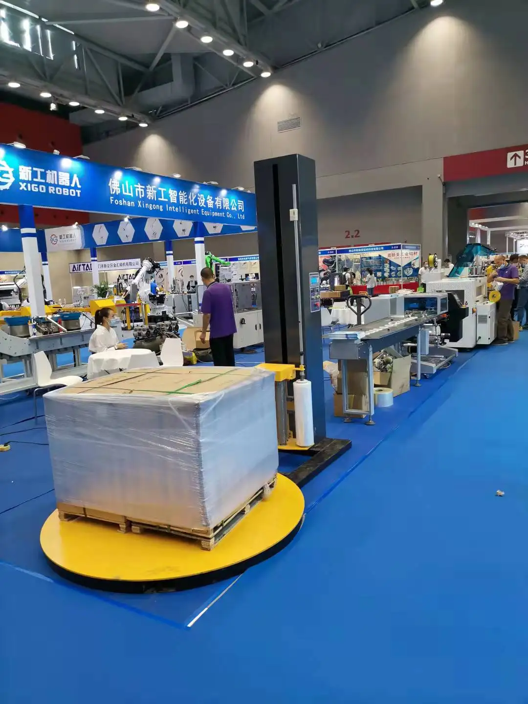 Automatic pallet wrapping machine with Ramp and scale