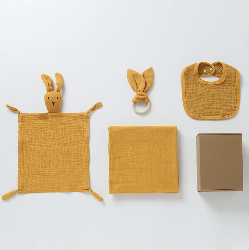 2023Cotton Infant Wrap Newborn Shower Gift Set Soft Bamboo Baby Muslin Swaddle Blanket Set Teething Baby Rattle Wood Comfort toy