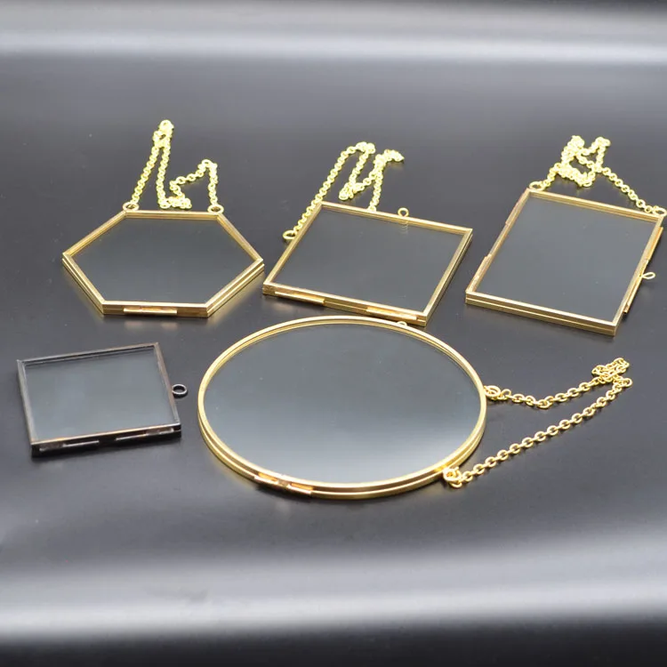 Круглая оправа из латуни и стекла