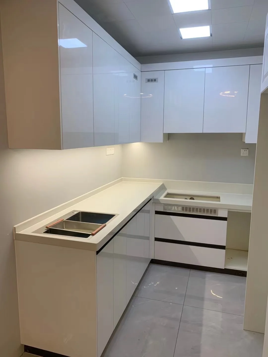 High glossy-finished Kitchen Cabinet Modern Style plywood Board Complete Set for small kitchen