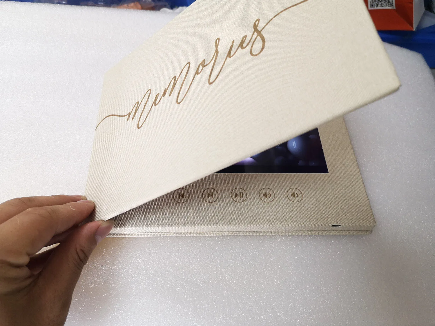 Custom Linen Box Book Hardcover Digital IPS Screen LCD Video Brochure  7 inch 10 inch Display Video Presentation Folder