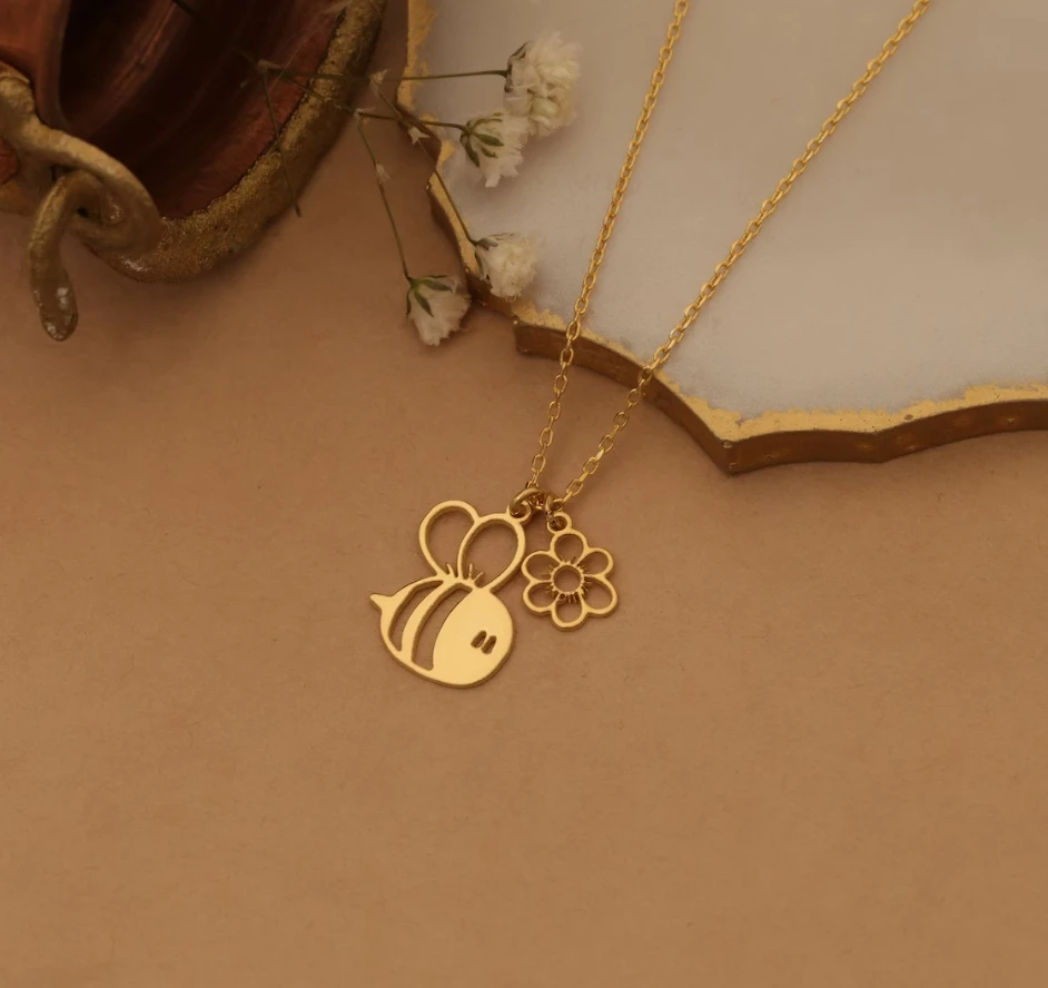 Custom Stainless steel Jewelry Fashion Trends Cute Bee Necklace 18K Gold Flower Necklace Graduation Gifts for teen girls