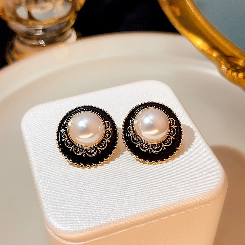 Женские серьги-гвоздики с жемчугом 2023