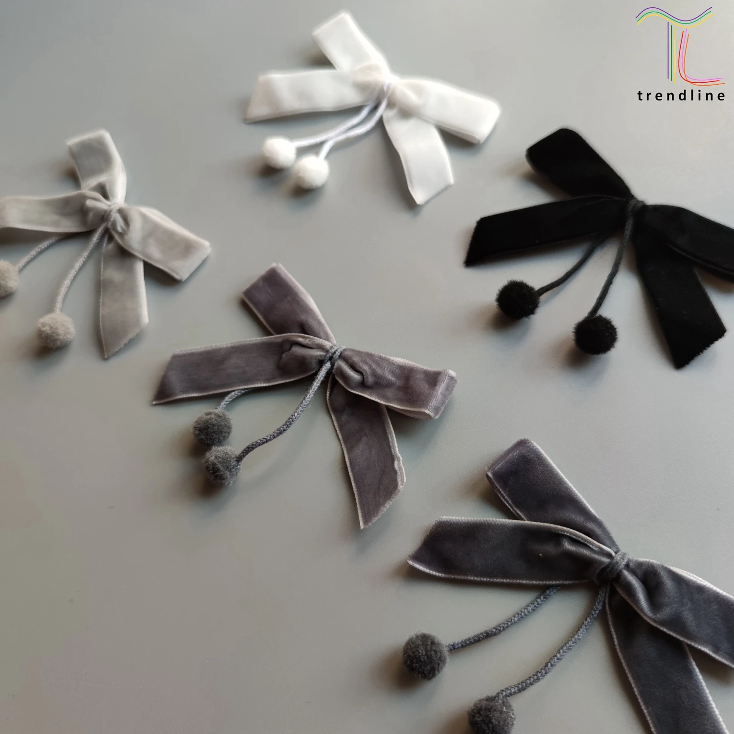 Белые черные серые банты с помпонами
