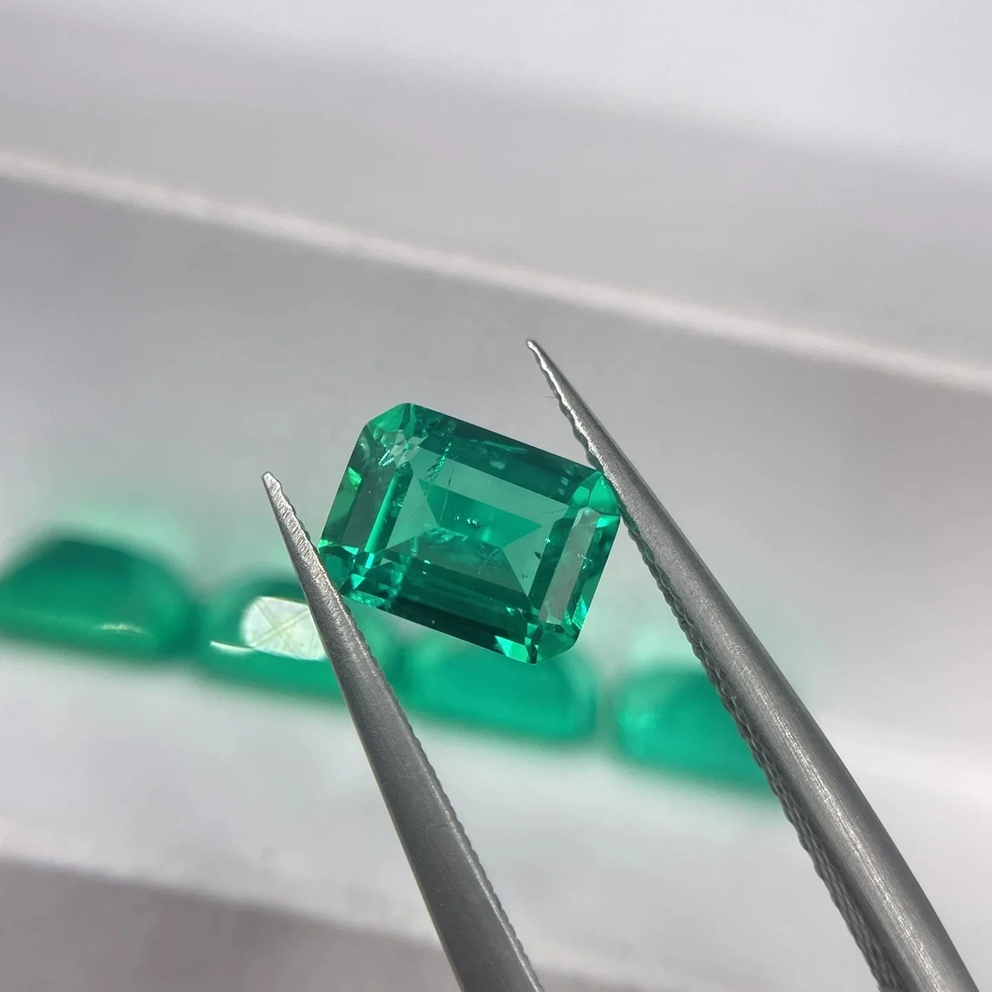 High Quality Hydrothermal Emerald Gemstone Excellent Polished Lab Grown Colombian Emerald Stone
