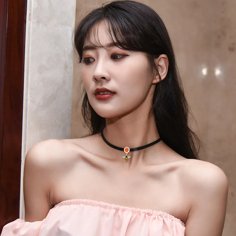 Hot Selling New Rose Little Bee Flower Retro Cubic Zircon Necklace Collarbone Chain Neck Accessories For Women