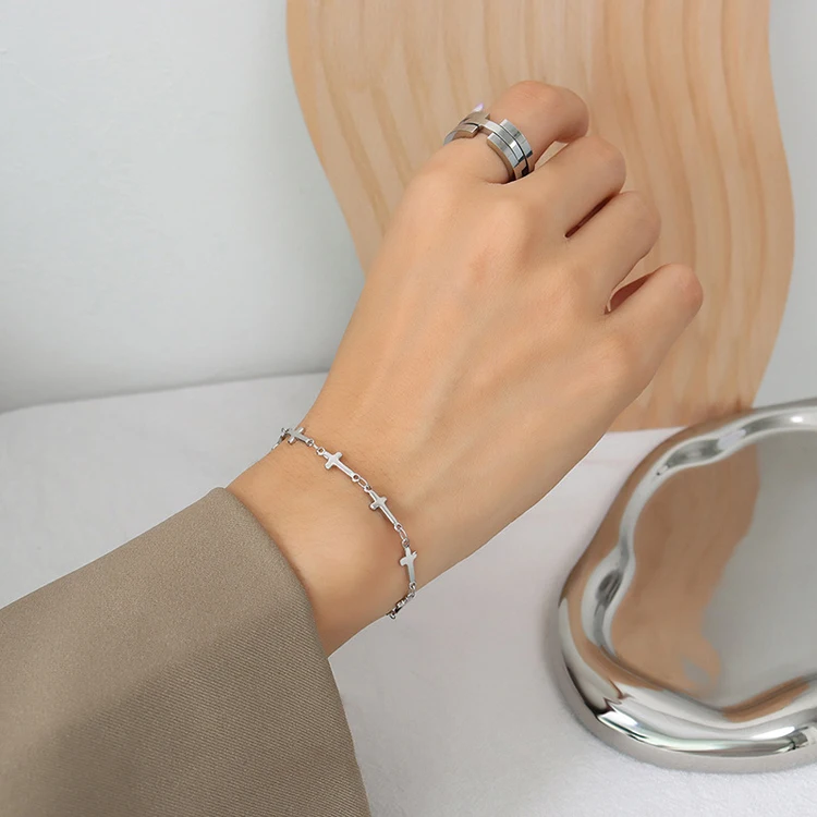 Wholesale Simple Religious Design Stainless Steel  18K gold plated colourfast cross bracelet Bracelet size adjustable Cheap Hot