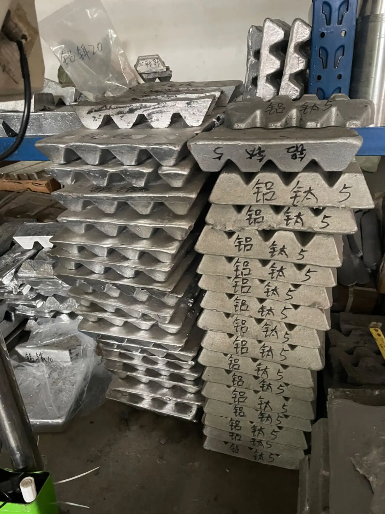 sells aluminum zirconium 5/aluminum titanium 5/aluminum boron 3/aluminum niobium 10 aluminum master alloy ingot