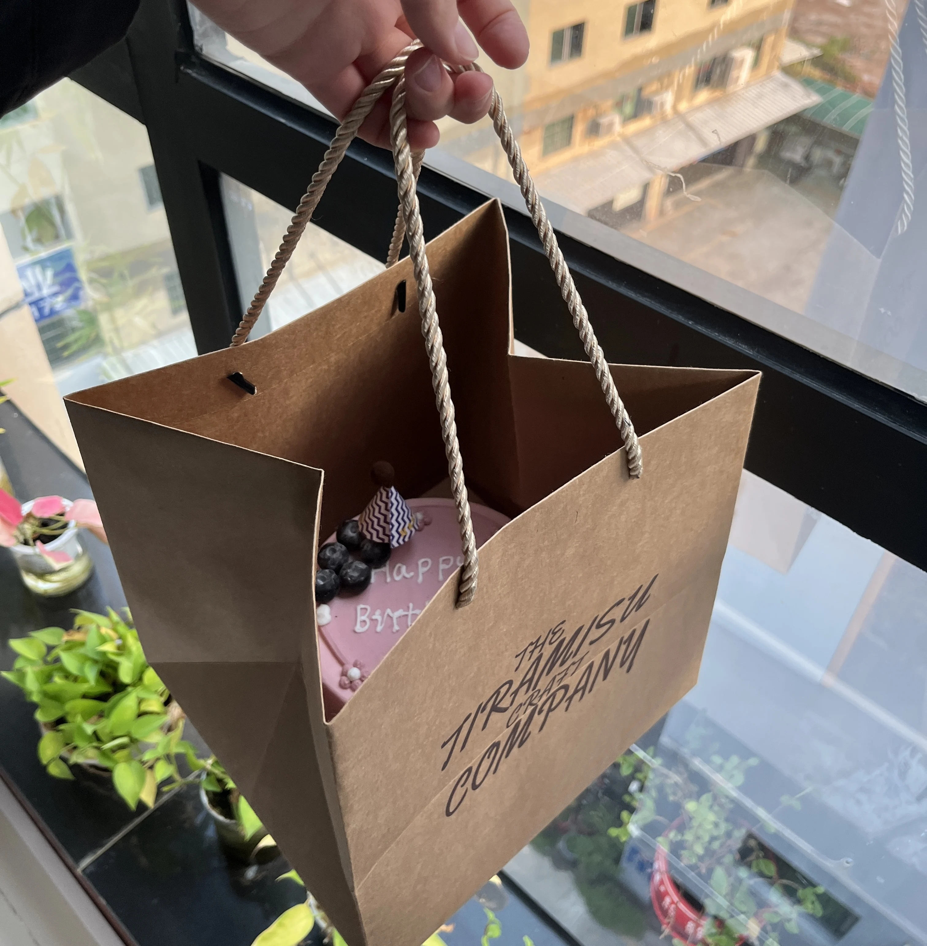 wholesale Eco-friendly kraft paper bags custom logo food packaging cake carry bags with handle