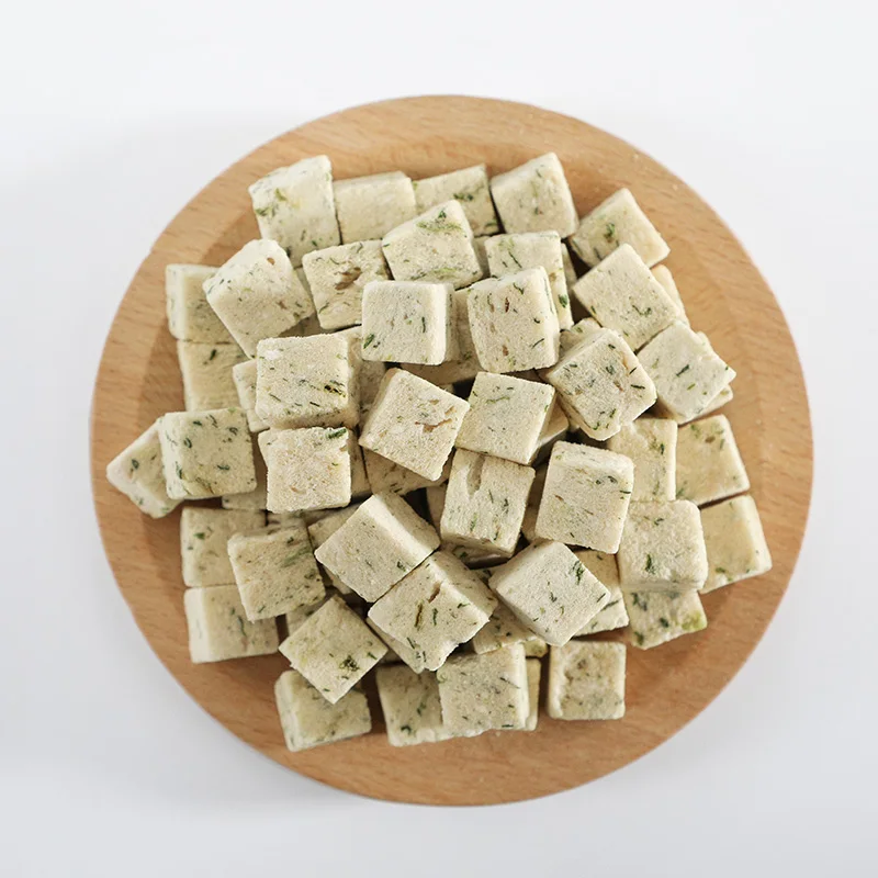 Manufacture Supply Bulk palatability dog cat snack High quality Dry Freeze-Dried Chicken and Spinach Cubes Pet Food OEM