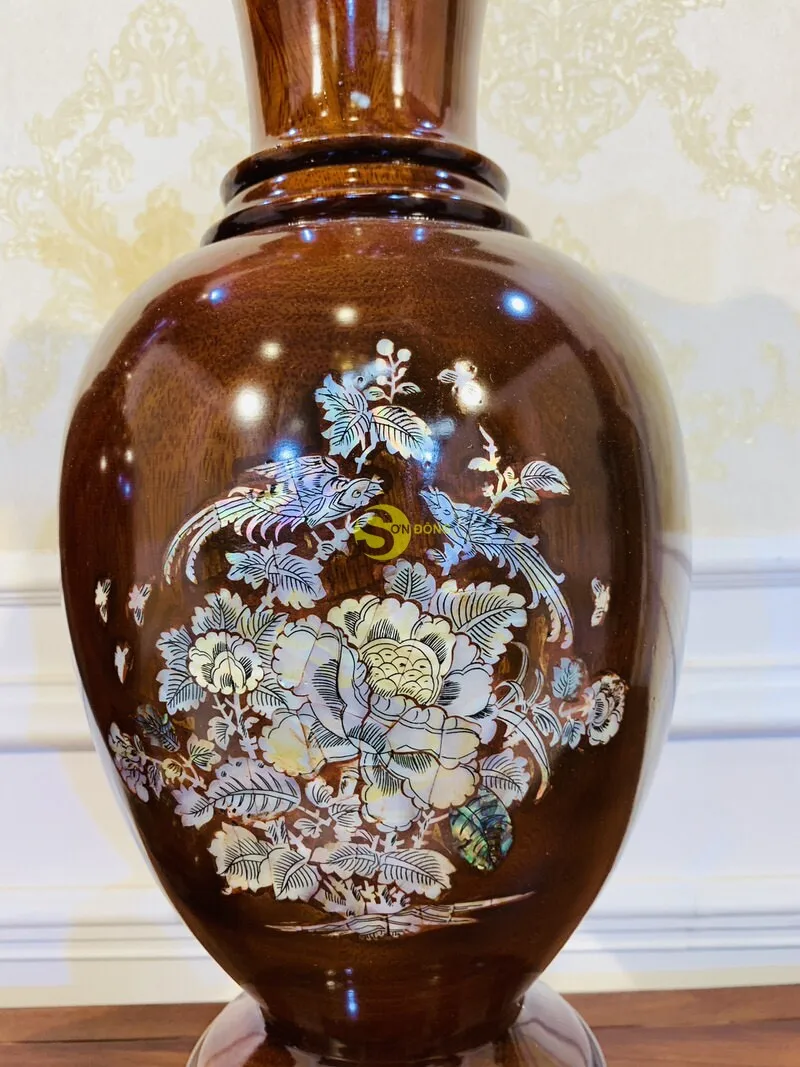 Decorative vase with snails by hand (Chinese feng shui water hyacinth)