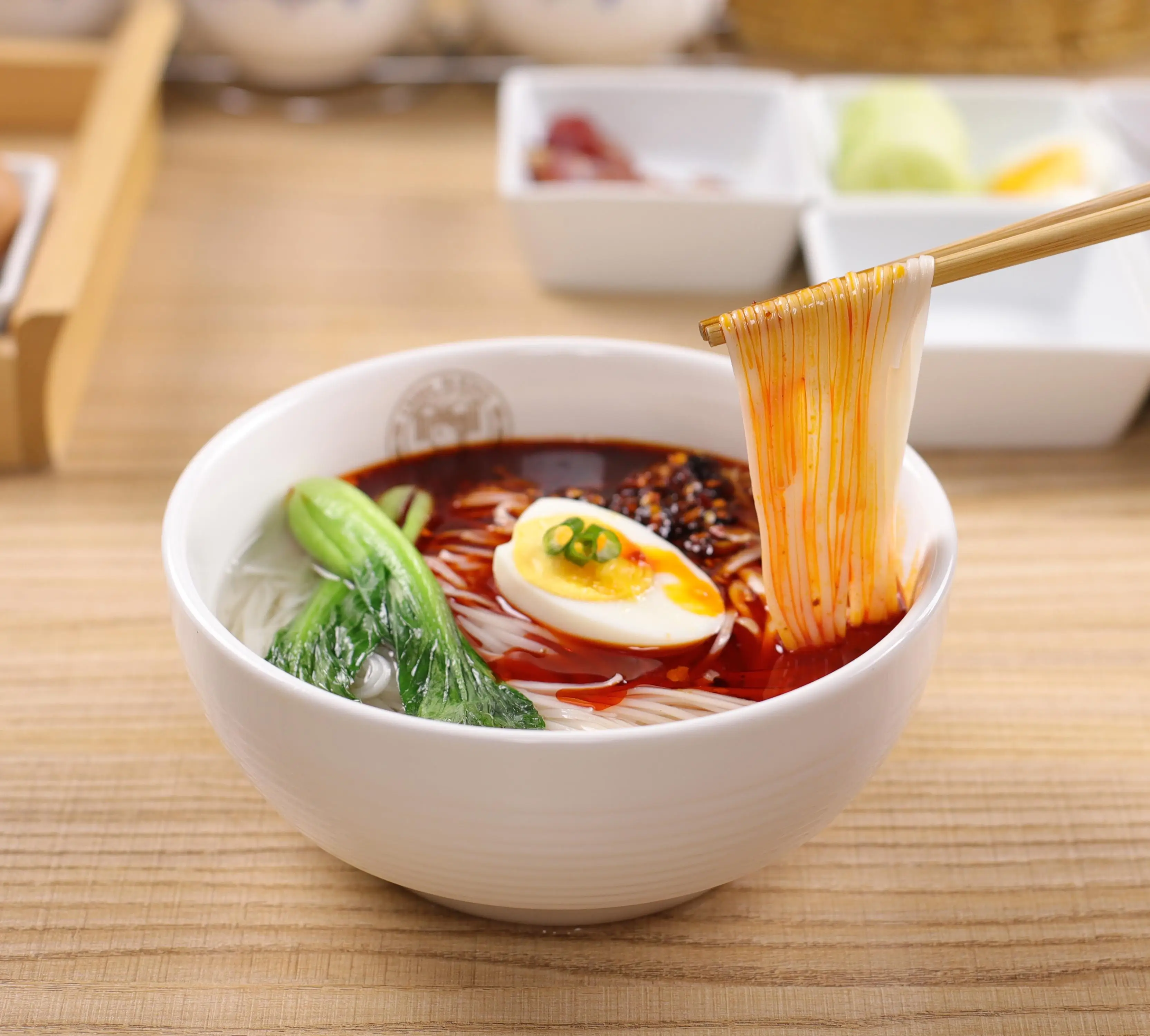 Лапша ручной работы с острой красной подливой и кислым соусом, Вегетарианская пища в фирменной упаковке