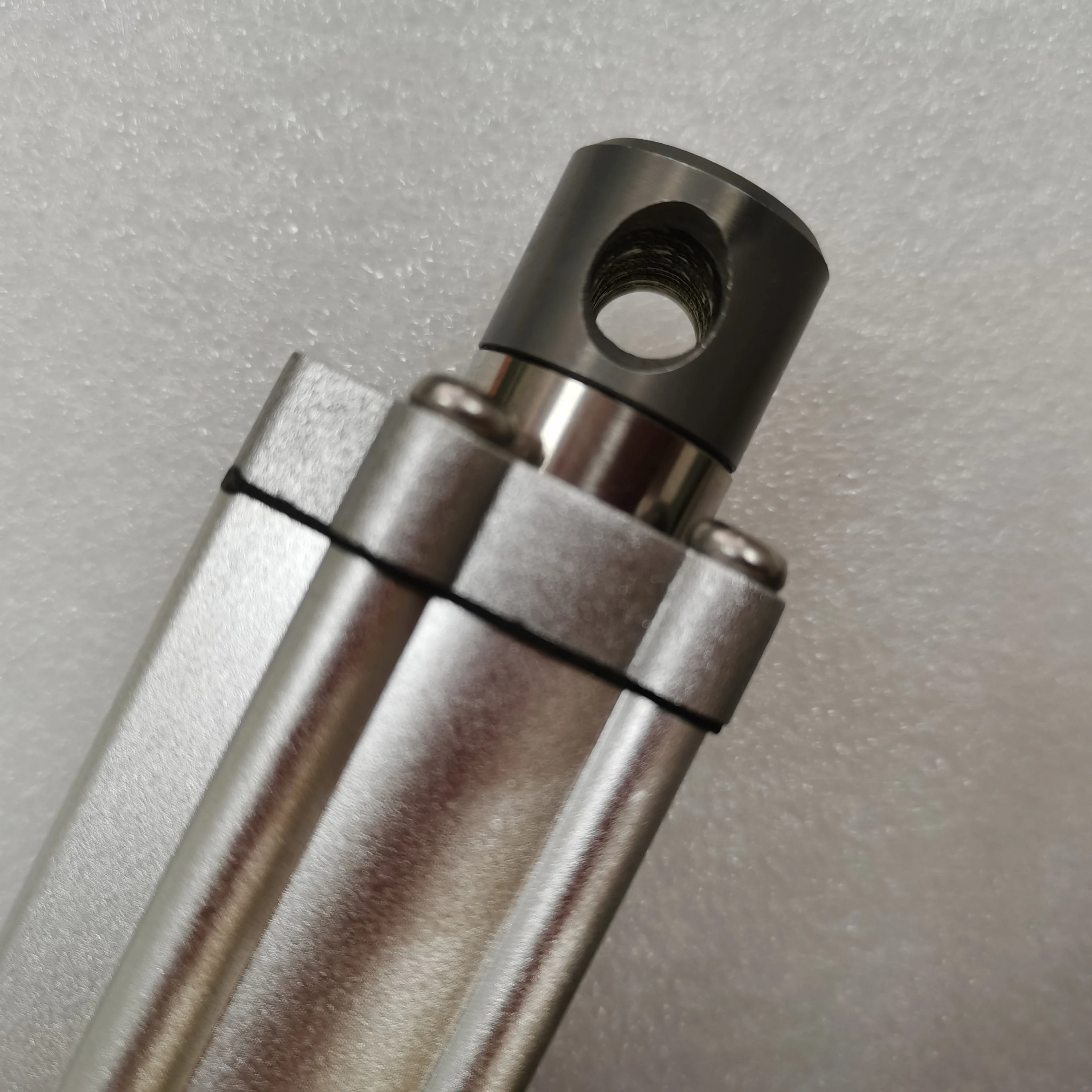 linear actuator with position sensor hall