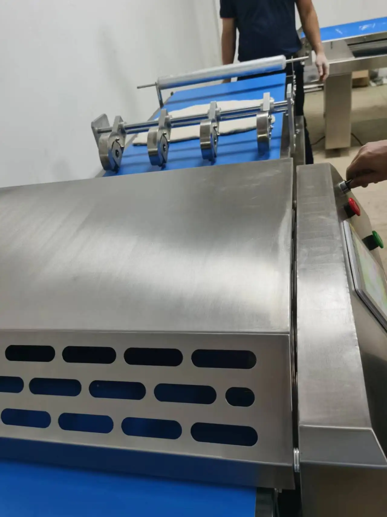 Easy operation croissant production line/ Full automatic croissant making machine/soft bread donut making machine