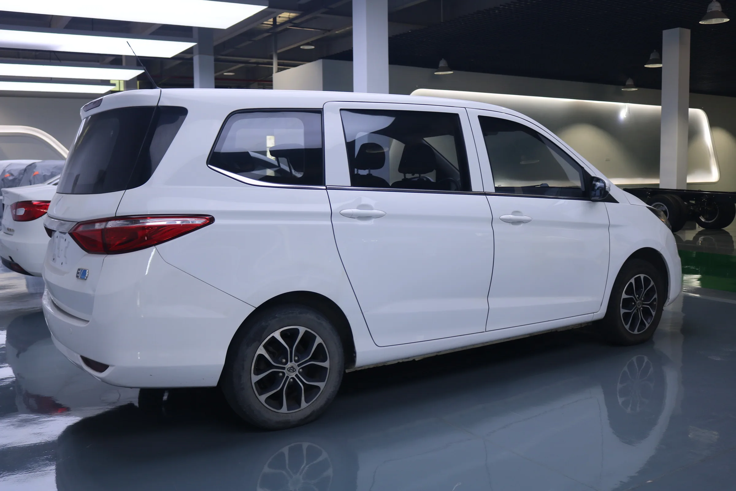 Новый Автомобиль MPV который предназначен для уменьшения углеродного следа и предлагает отличную управляемость производительность