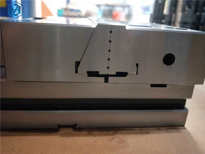 grooved jaws  vise  (8)