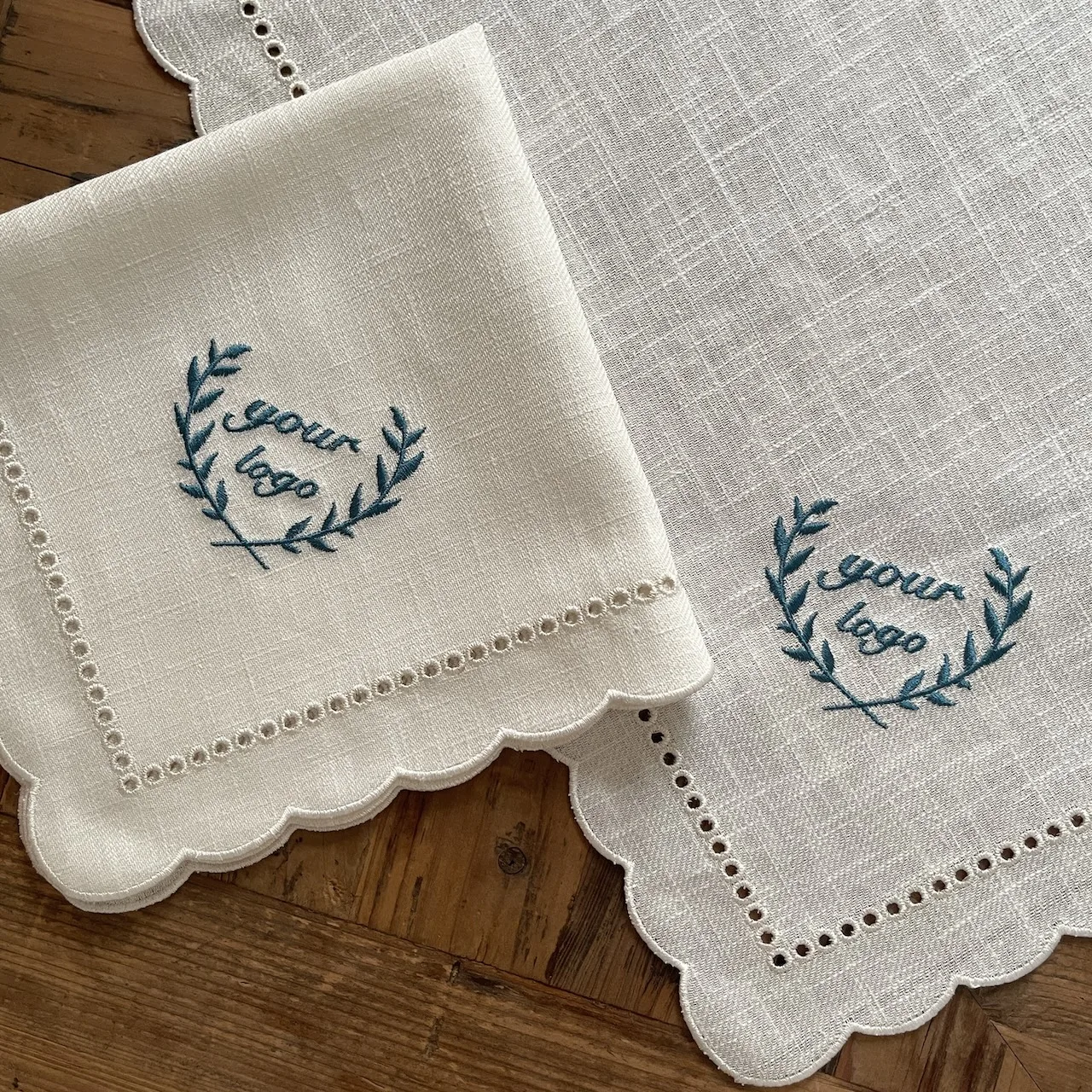 Custom Logo Monogram Embroidered Linen Cloth Napkin for Dinner Table Scalloped Edge Laser Embroidery 100% Ramie Elegant Dining