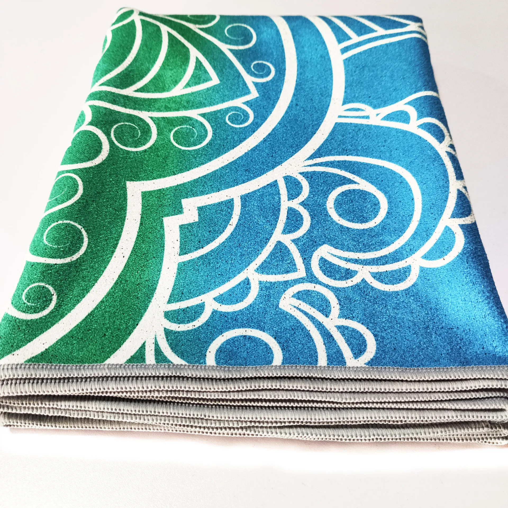 400GSM Gery Convenient Affordable Mini Fishing Microfiber Fish Towel With Climbing Button Carabiner Hook