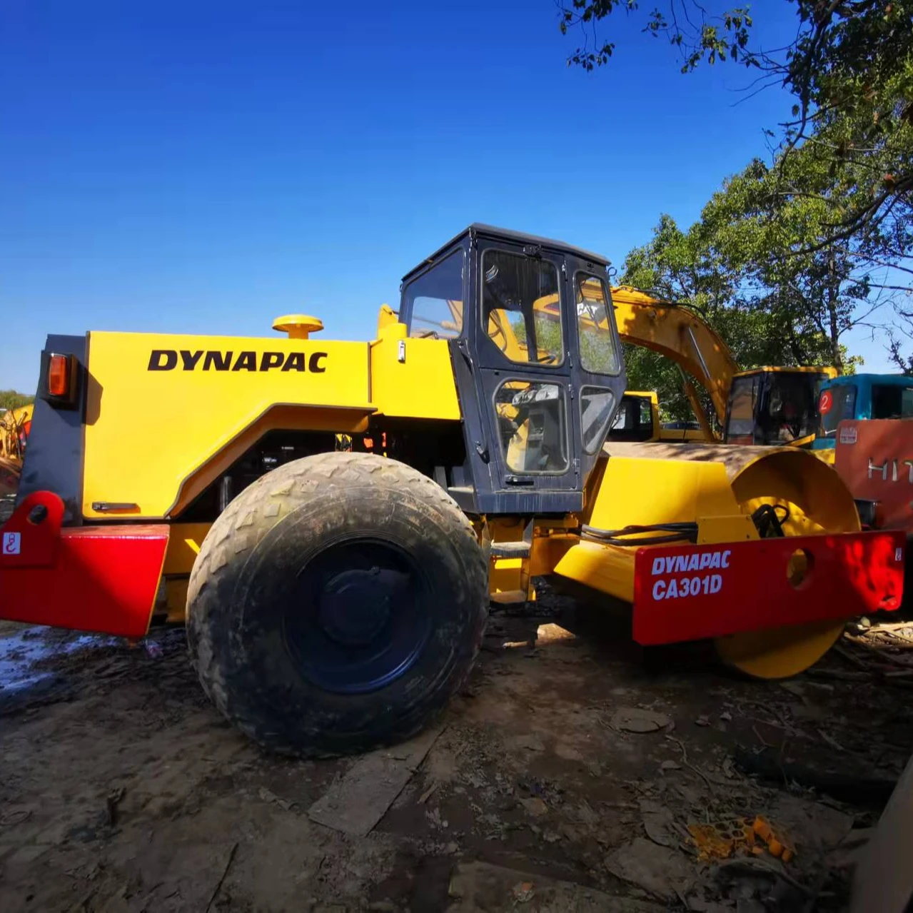 Бывший в употреблении однобарабанный уплотнитель CA301 DYNAPAC