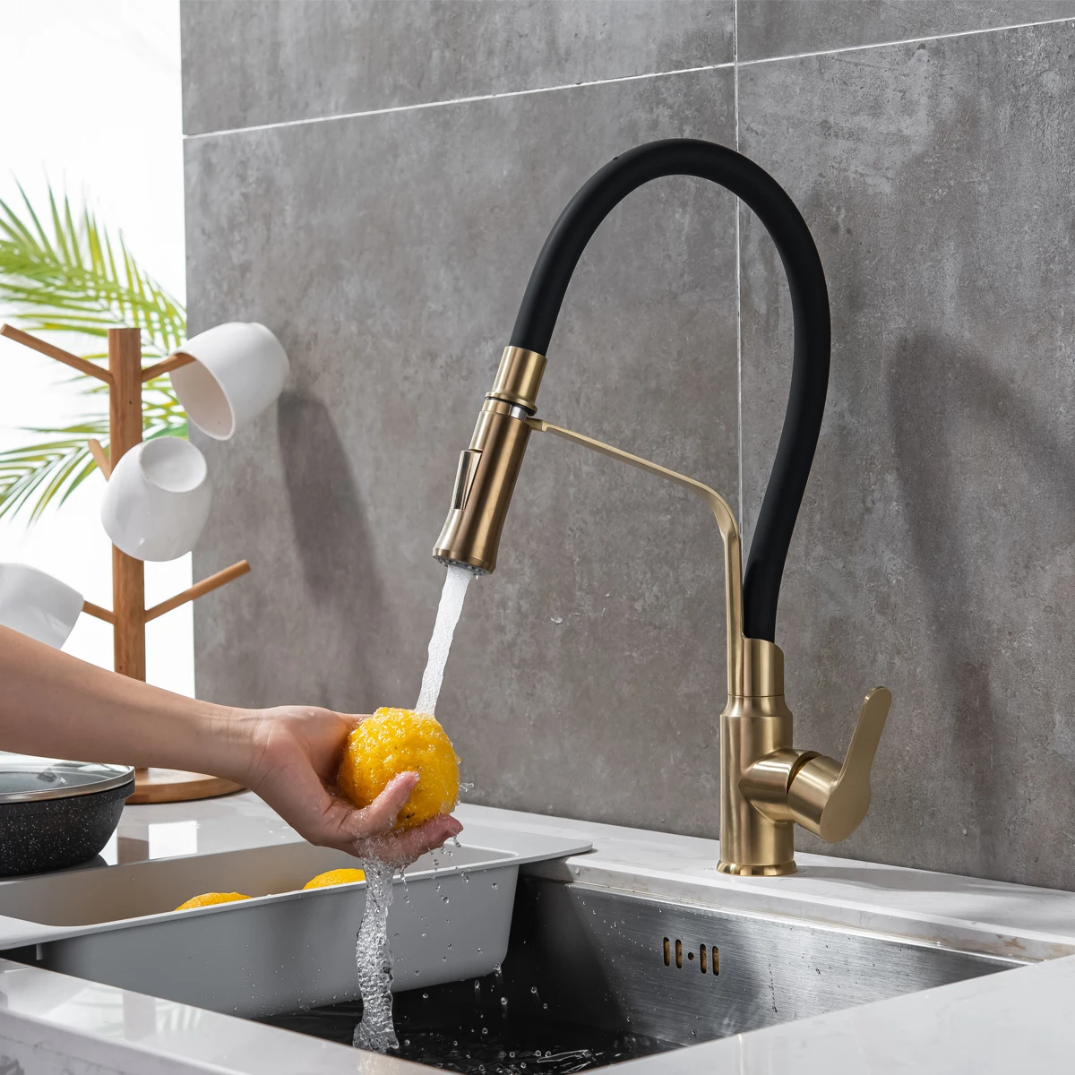 Hot In South Of America Rubber Flexible Hose Brass Body Single Handle Gold Polish Black Pull-down Kitchen Faucet