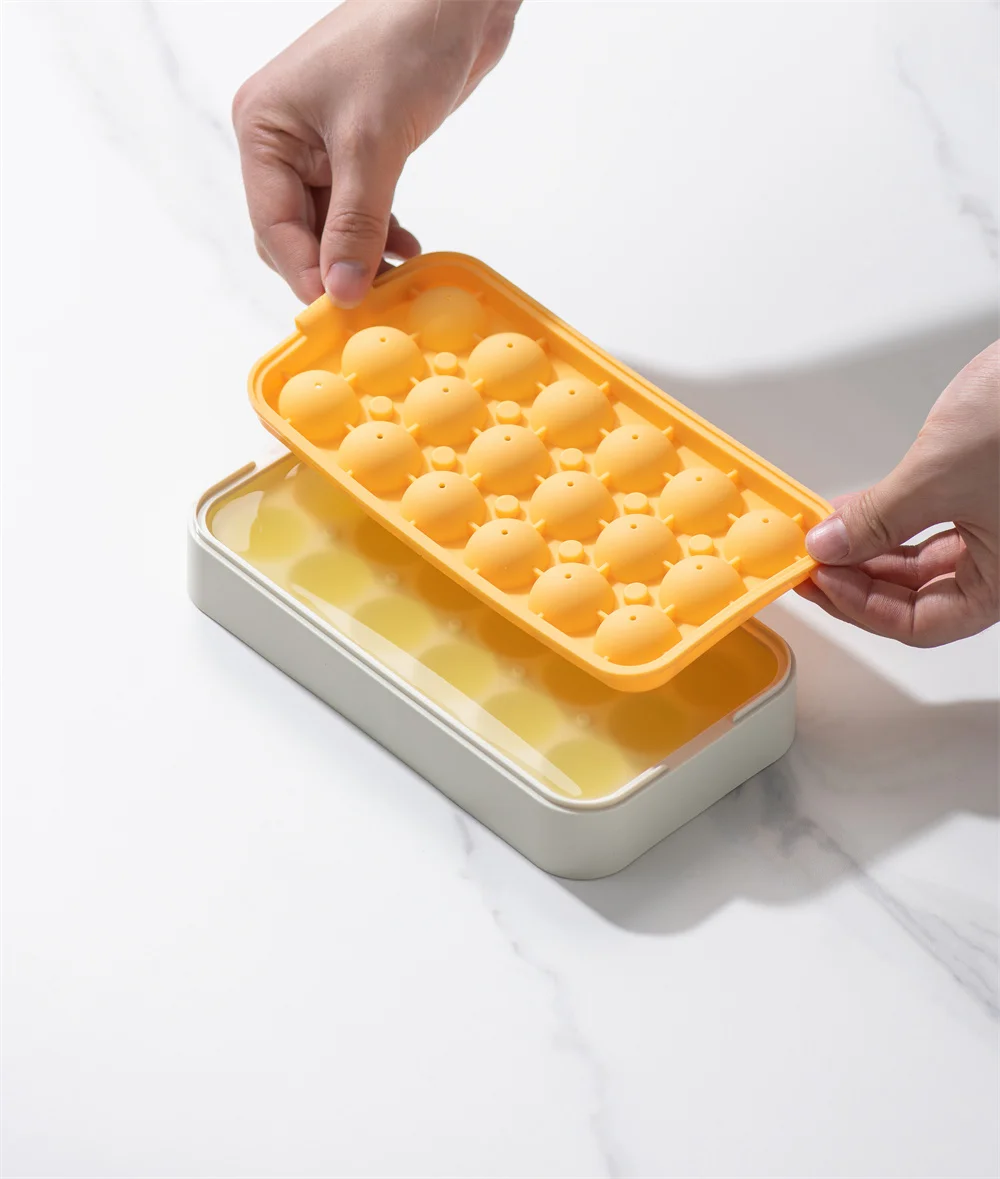 Pinmoo Amazon Hot Selling Food Grade Silicone Round Ice Cube Ball Tray with Lid and Bin Ice Cube Tray with Ice Container