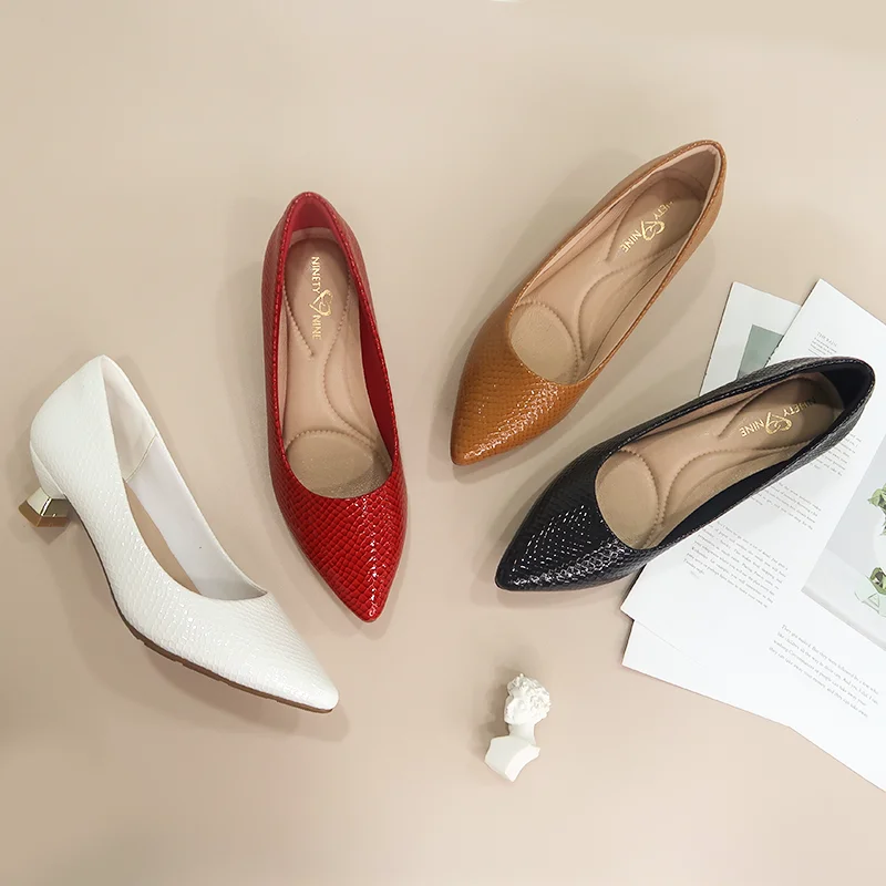 Новинка 2021 года; Модные роскошные осенние женские туфли-лодочки с острым носком; sapatos; Женская обувь на низком каблуке золотистого цвета