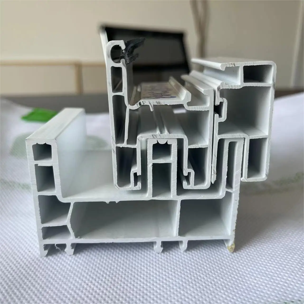 OEM экструзионный цветной ПВХ твердый материал угловой пластиковый профиль UPVC оконные и дверные профили T U ламинированный