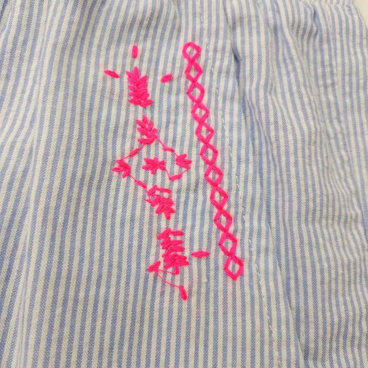 Детское трикотажное платье с рюшами