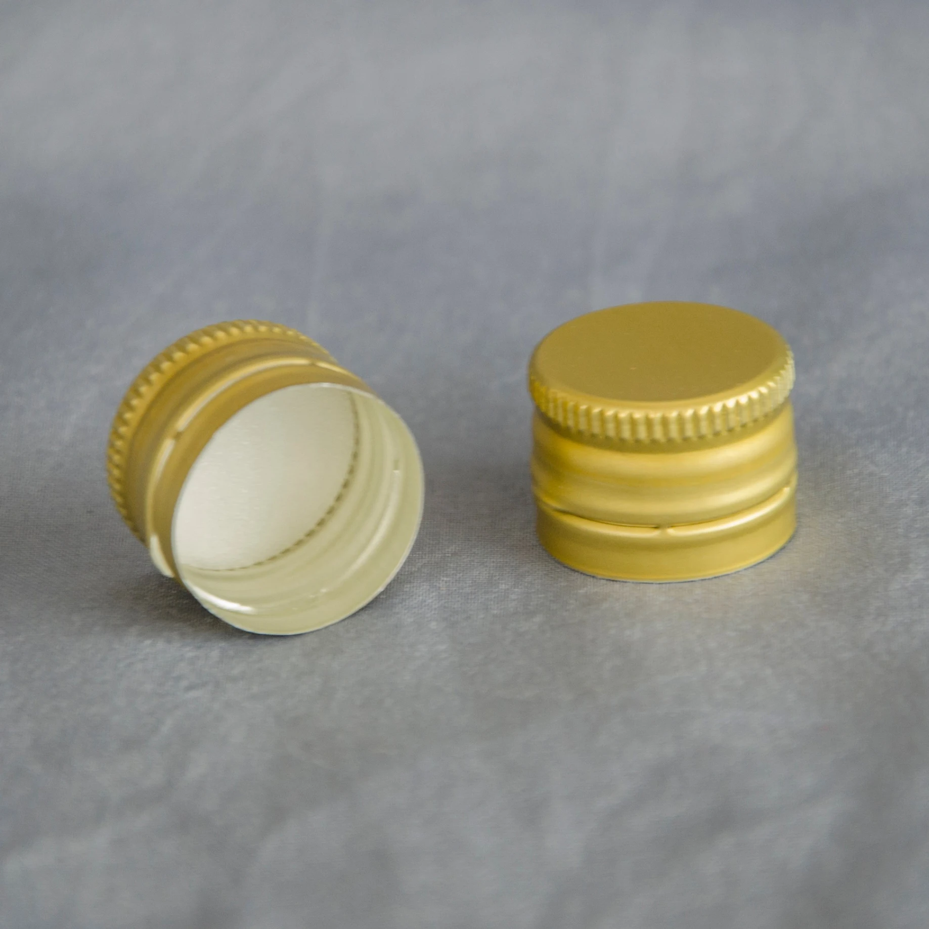 Customized Size Colors Aluminum Metal Thread Whisky Vodka Liquor Bottle Screw Cap