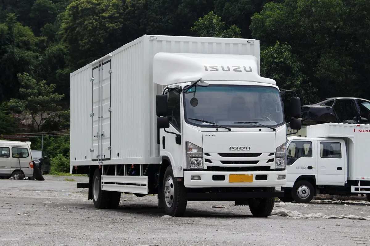 Brand ISUZU 4X2 189HP Used Cargo Truck Diesel Engine Van Hand Truck 139kw Lorry Truck