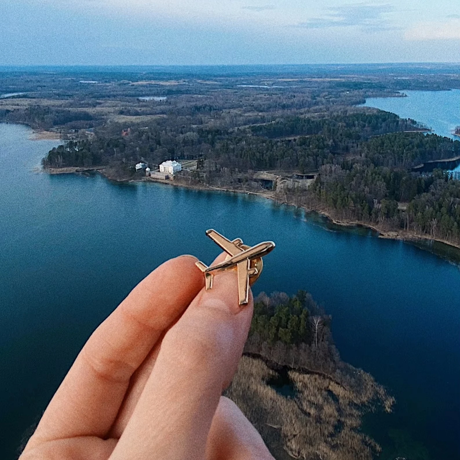 Wholesale manufacture cool metal airplane lapel pins badge cloth accessories fashion golden brooch custom pin airplane