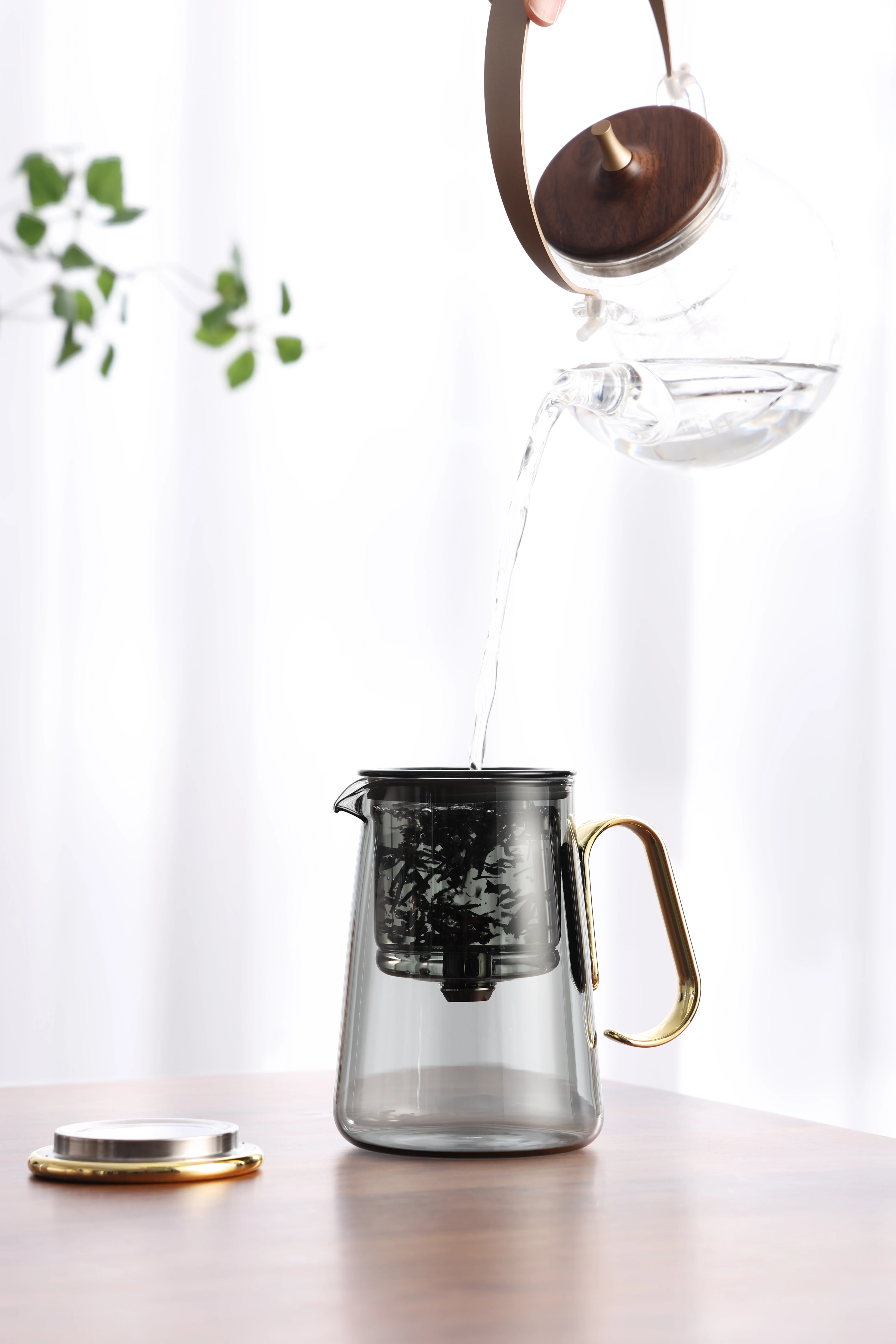 The New Large Capacity Custom 700ml Chinese Heat Resistant Glass Kettle Magnetic Rotating Tea Pot Set With Handle Filter