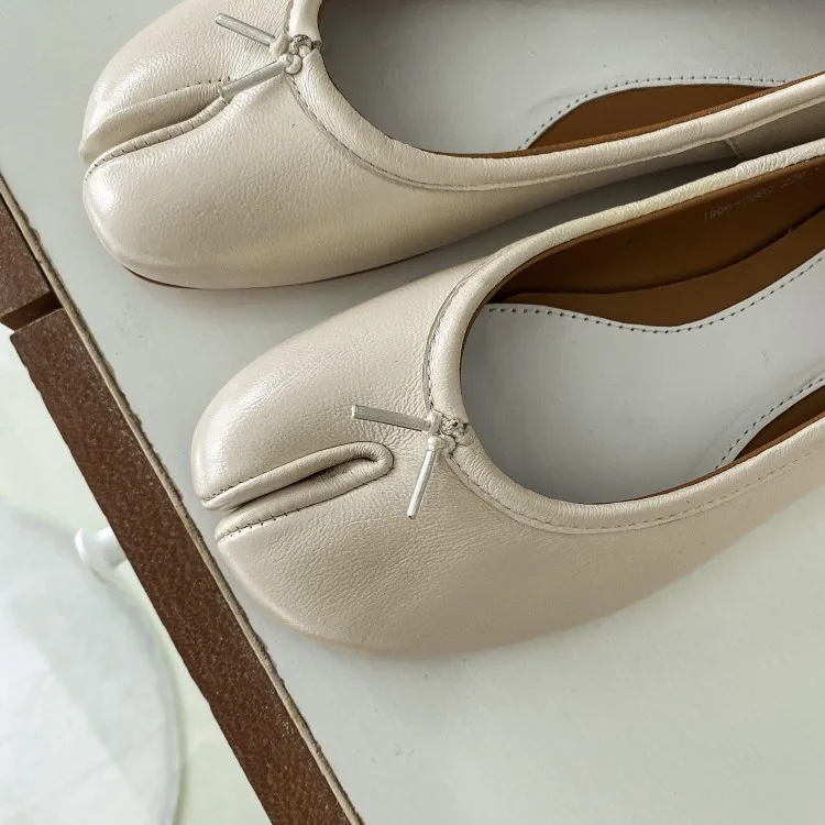 Handmade Women Flat Shoes Wholesale Genuine Leather Tabi Style Split Toe Soft Rubber Sole Ballet Shoes For Ladies