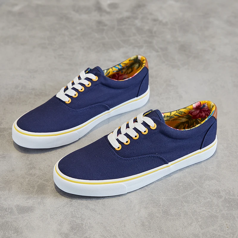 KH Factopry Wenzhou Factory Wholesale Walking Style Men Canvas Sneakers Low Top Slip-On Classic Fashion Canvas Shoes For Men
