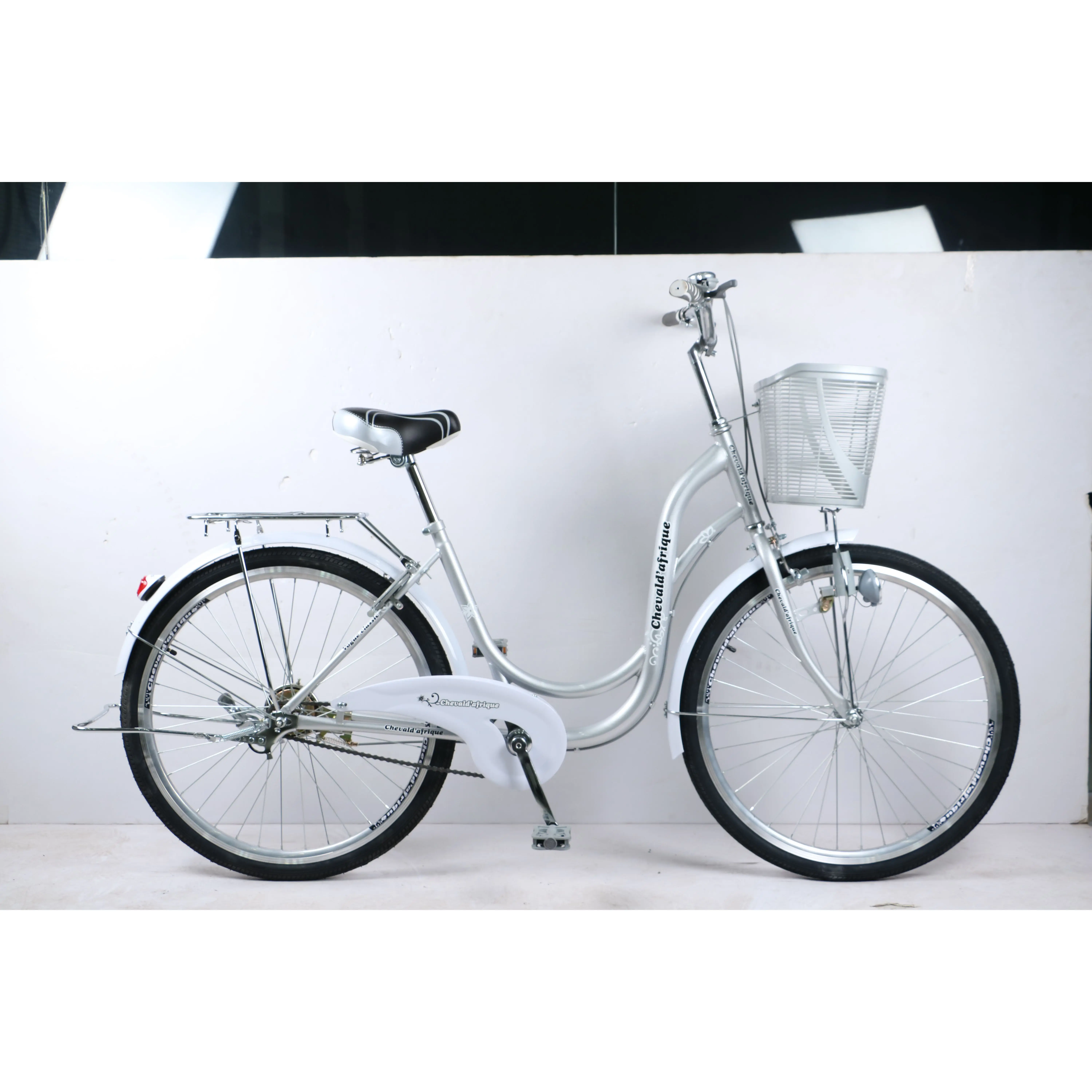 Fashionable 24-Inch City Bicycle Leisure Single Speed Steel Frame with Aluminum Fork Classic Style for Men and Women