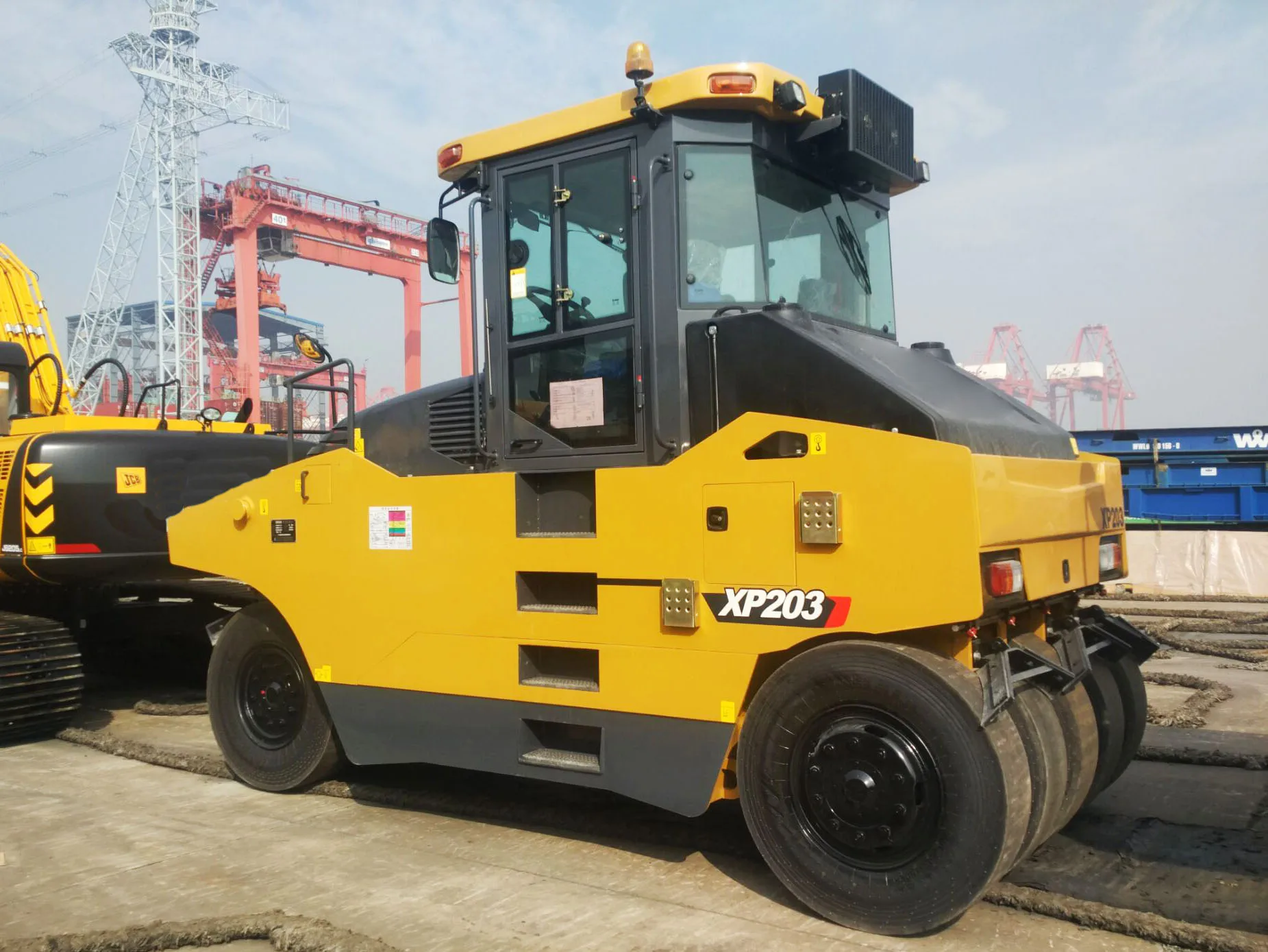 China Top Brand Rubber XP263 Road Roller 26 Ton Maximum Operating Weight Tire For Sale