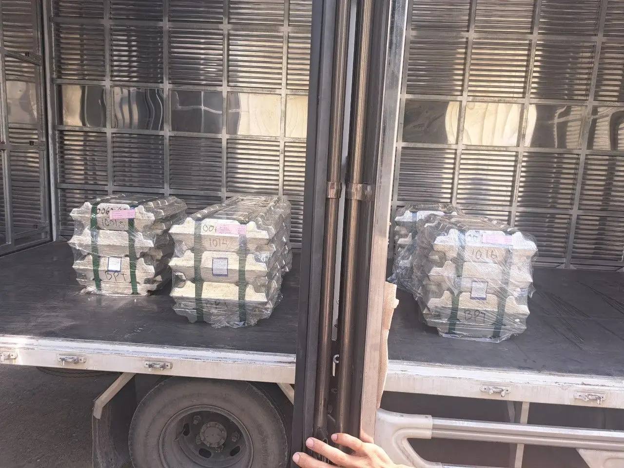 Metal Material Tin Silver Tin 99.95% Top Sale Non Alloy Tin Ingot Sn99.95