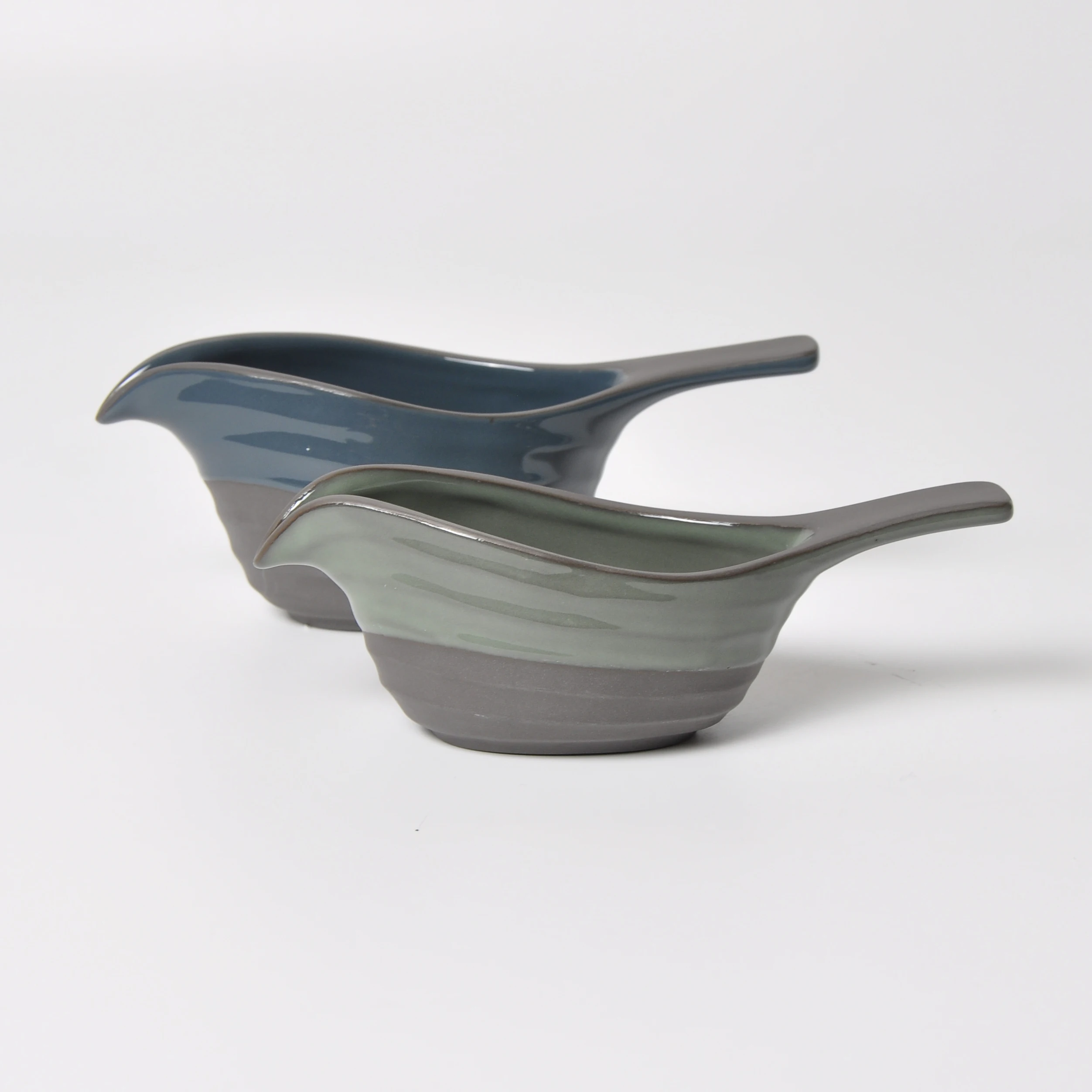 
Unique High Quality Colored Clay Reactive Glaze Glossy Color Bird Shaped Embossed Stripe Ceramic Gravy Boat 