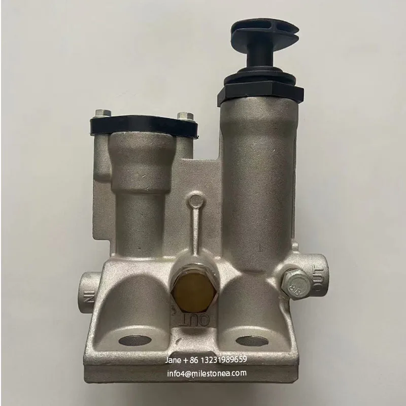 Truck diesel engine fuel filter base with hand oil pump without heating 3975404 for FS19732