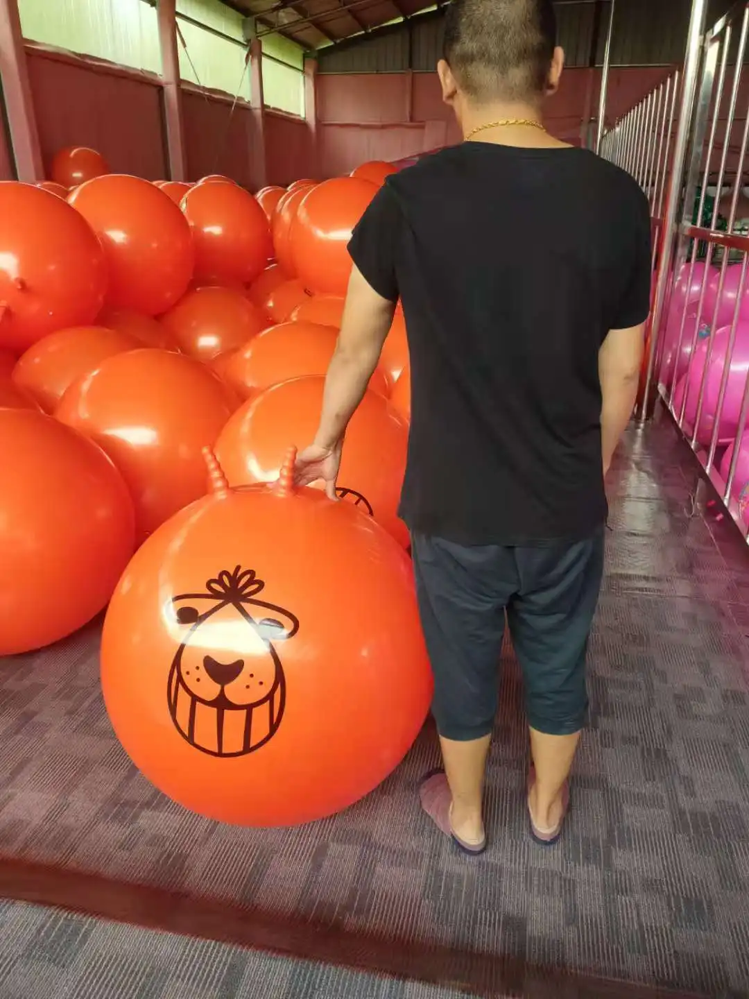 New Design Pvc Jumping Ball with Handle Tou for Children