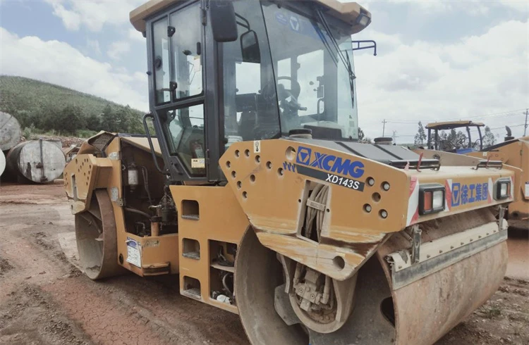 XCMG brand 2018 14t double drum vibratory road roller compactor XD143S used road roller for sale