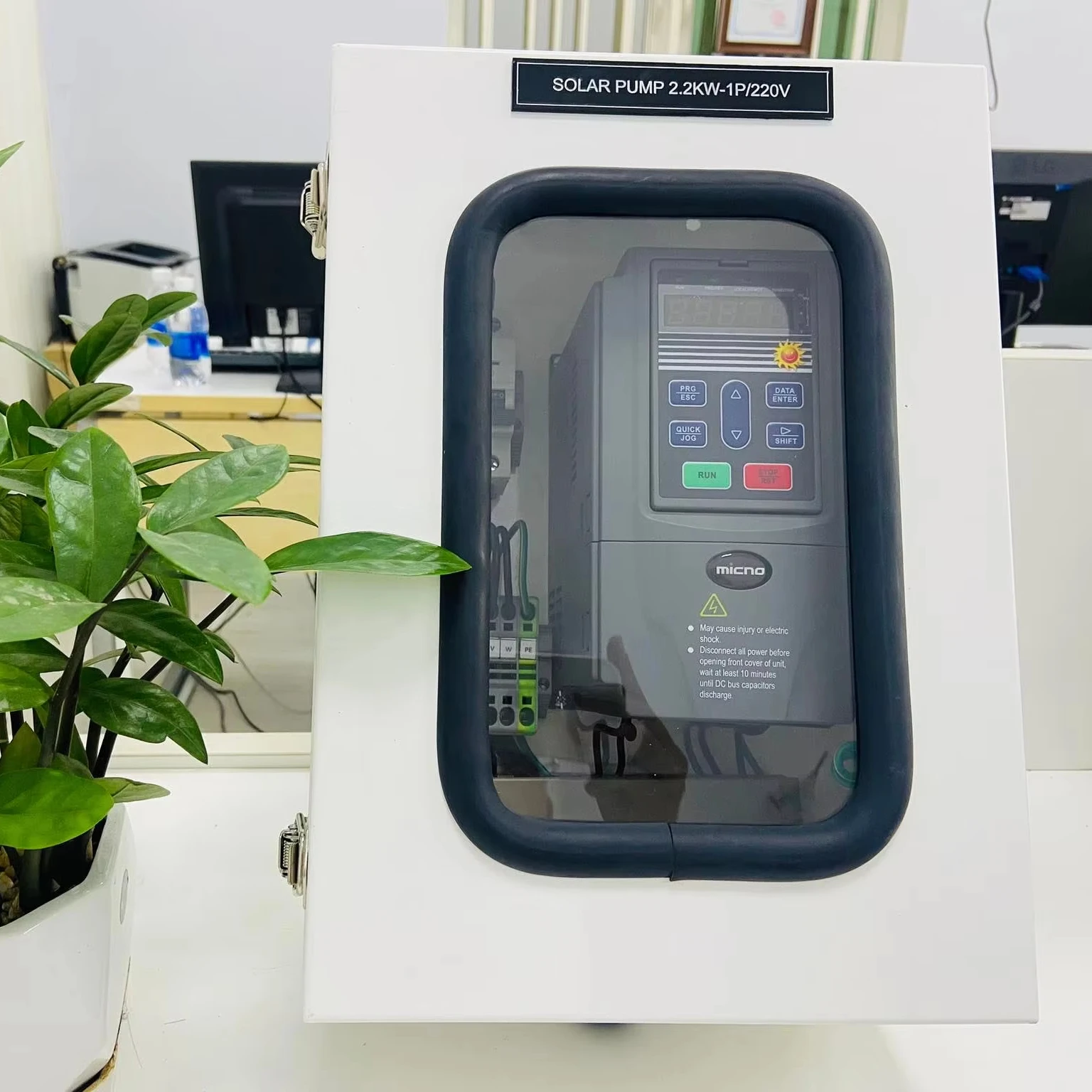Micno Single-Phase 1AC 4kw 5.5hp Solar Pump Inverter Drives with 25A Output Current 150-440VDC Input Water Pump 220V Input Volta