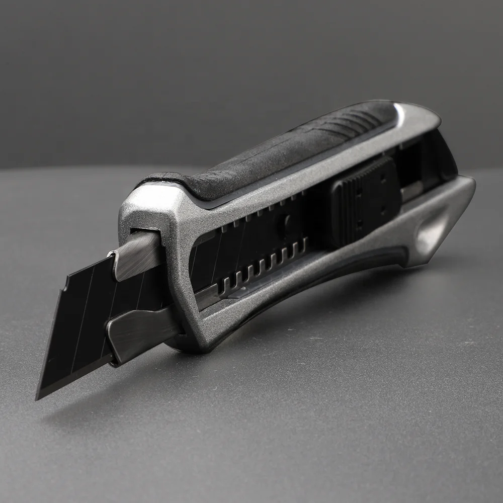 Zinc alloy tool holder for heavy duty tool knives with 0.7in wide blades