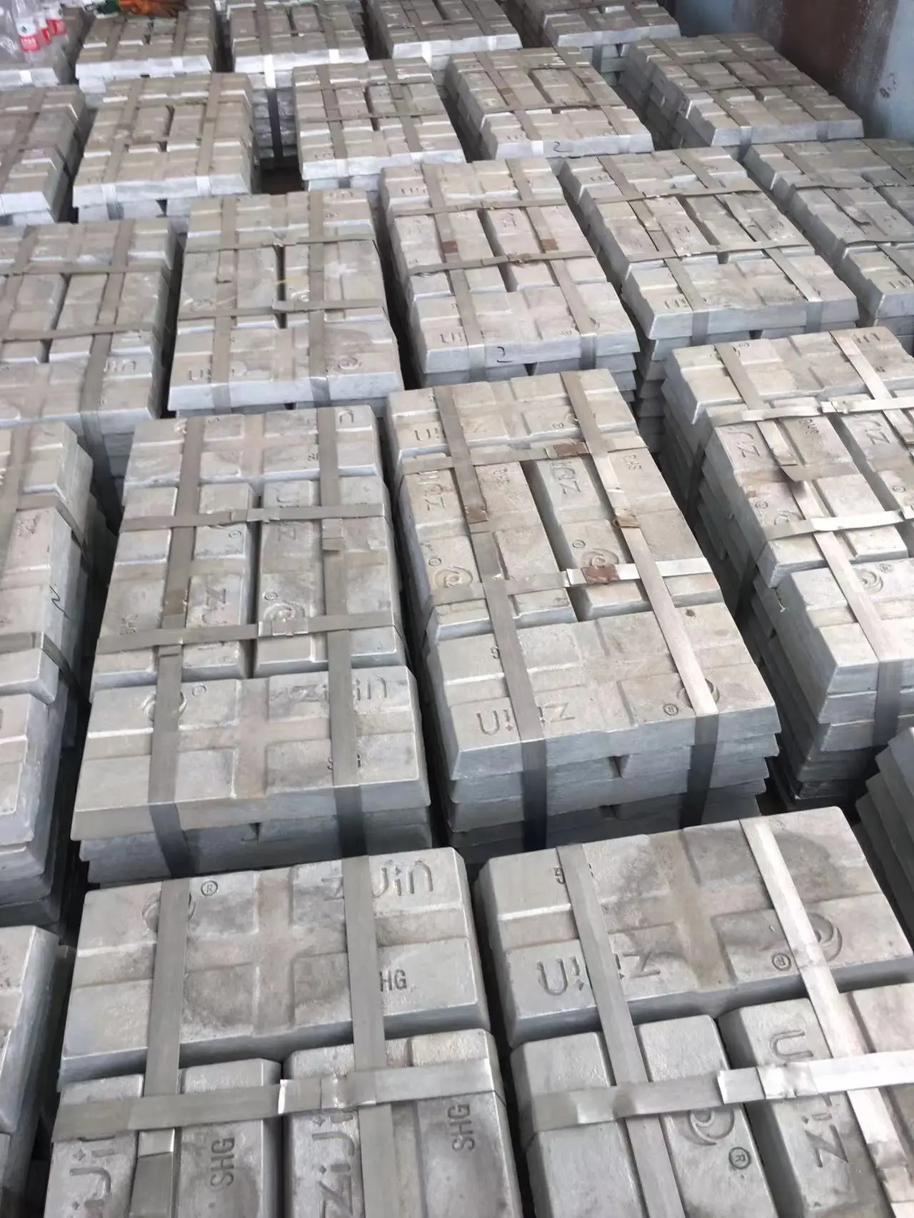 Zinc ingots metal ingots blanks for the production of products from zinc-containing metals