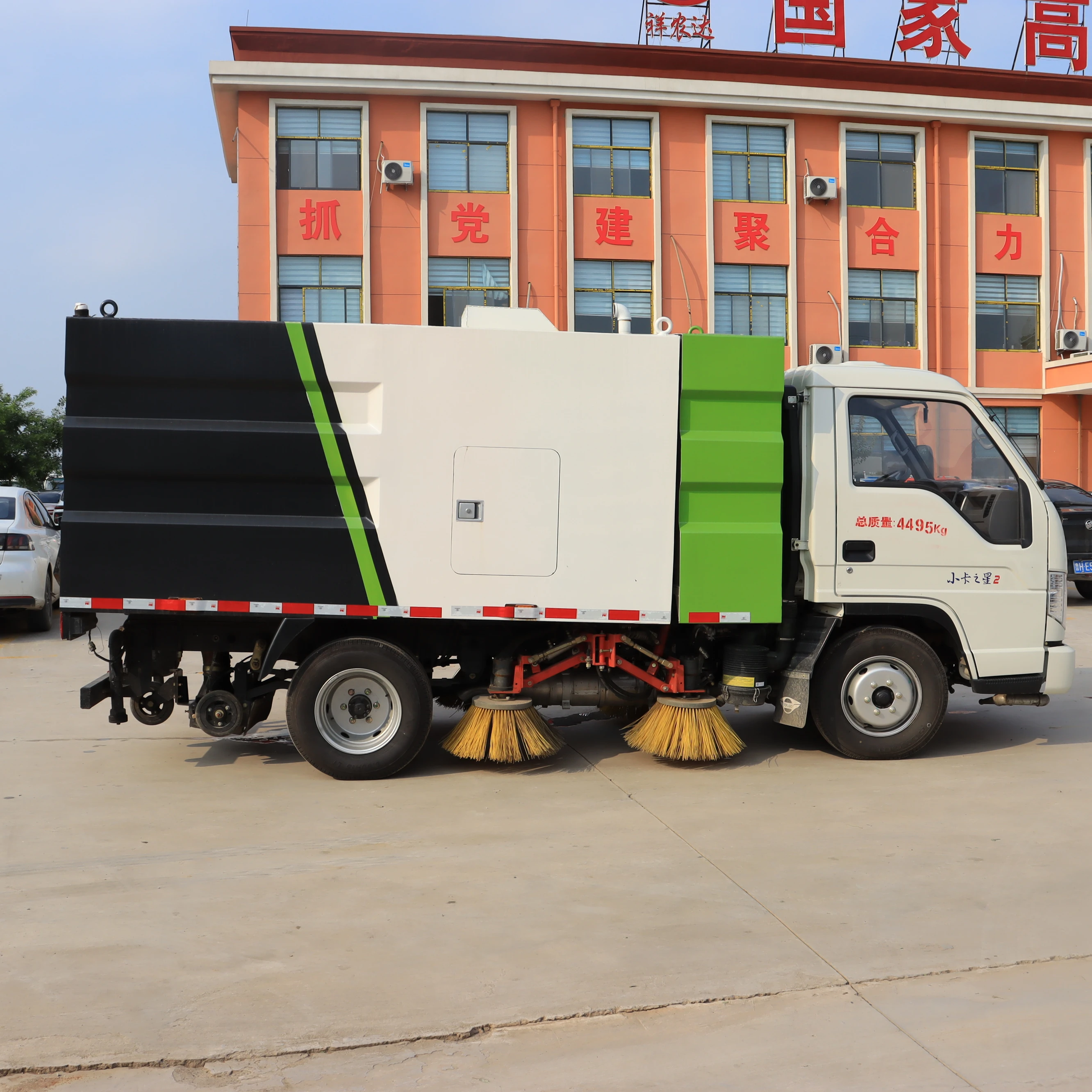 Second hand large park sweeper, scenic area property sweeper, flexible operation