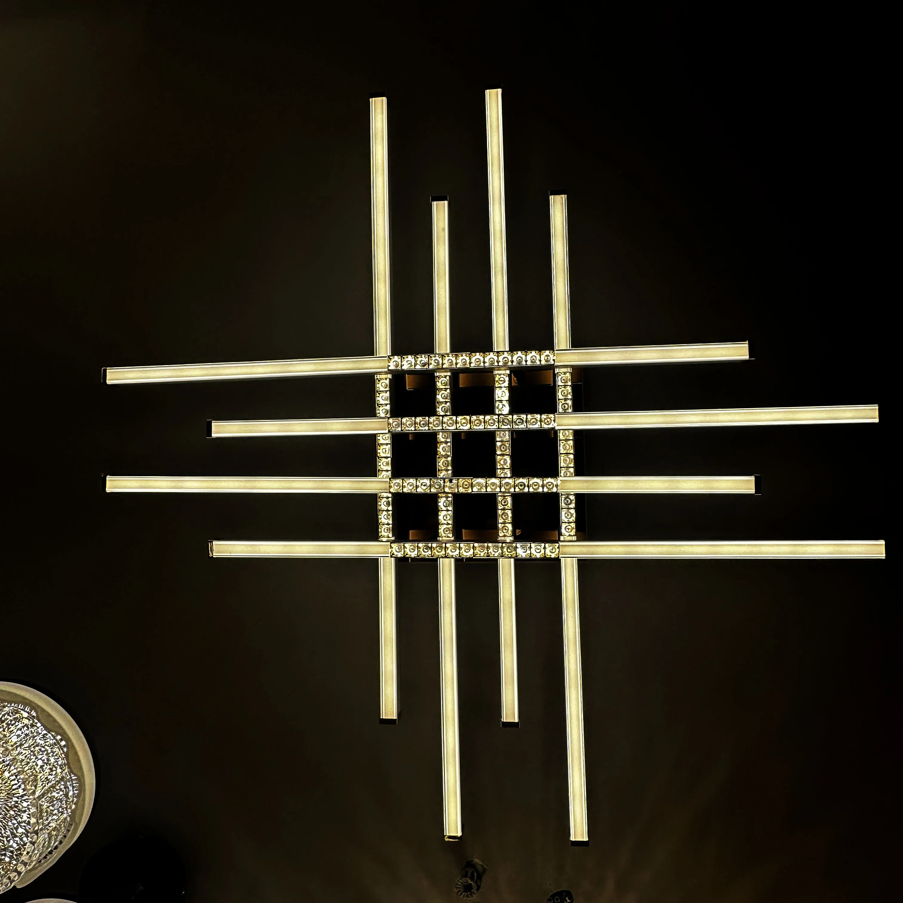 Luxury Designer Moderna Lighting Nordic Minimalist Chandelier 120W LED Ceiling Lamp Vertical and Horizontal Strip Lamp for Hotel