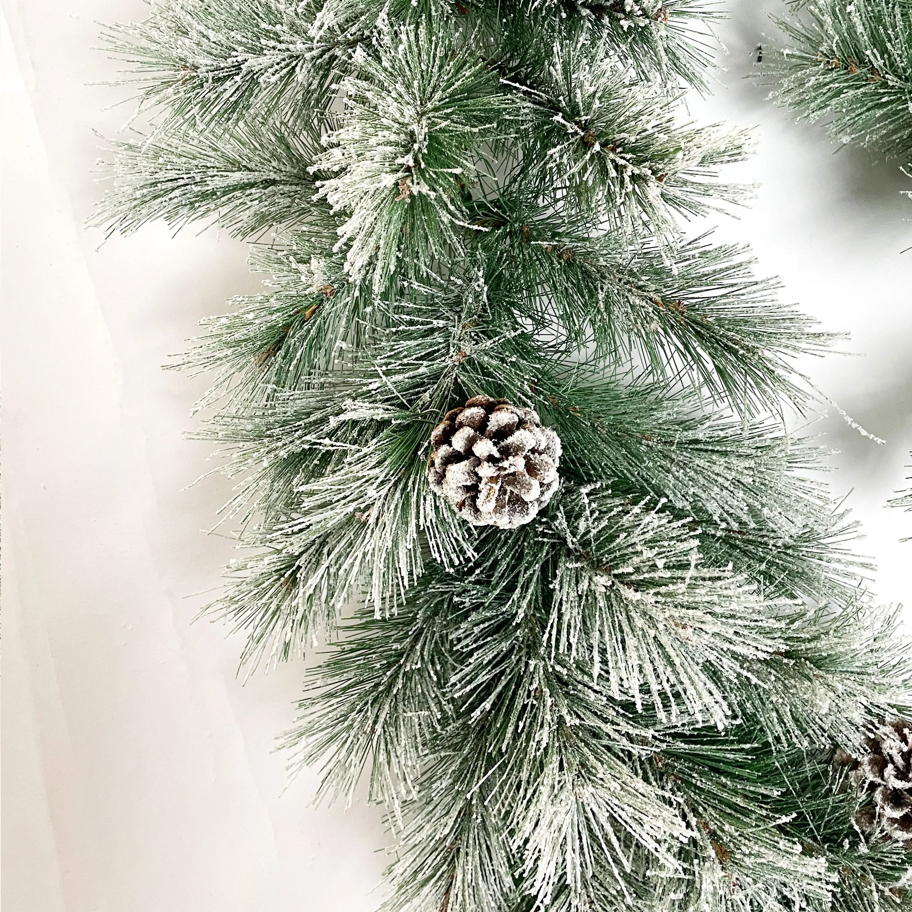 2024 Wholesale Christmas Artificial Garland Christmas Frosted Christmas Wreath with Pine Cones