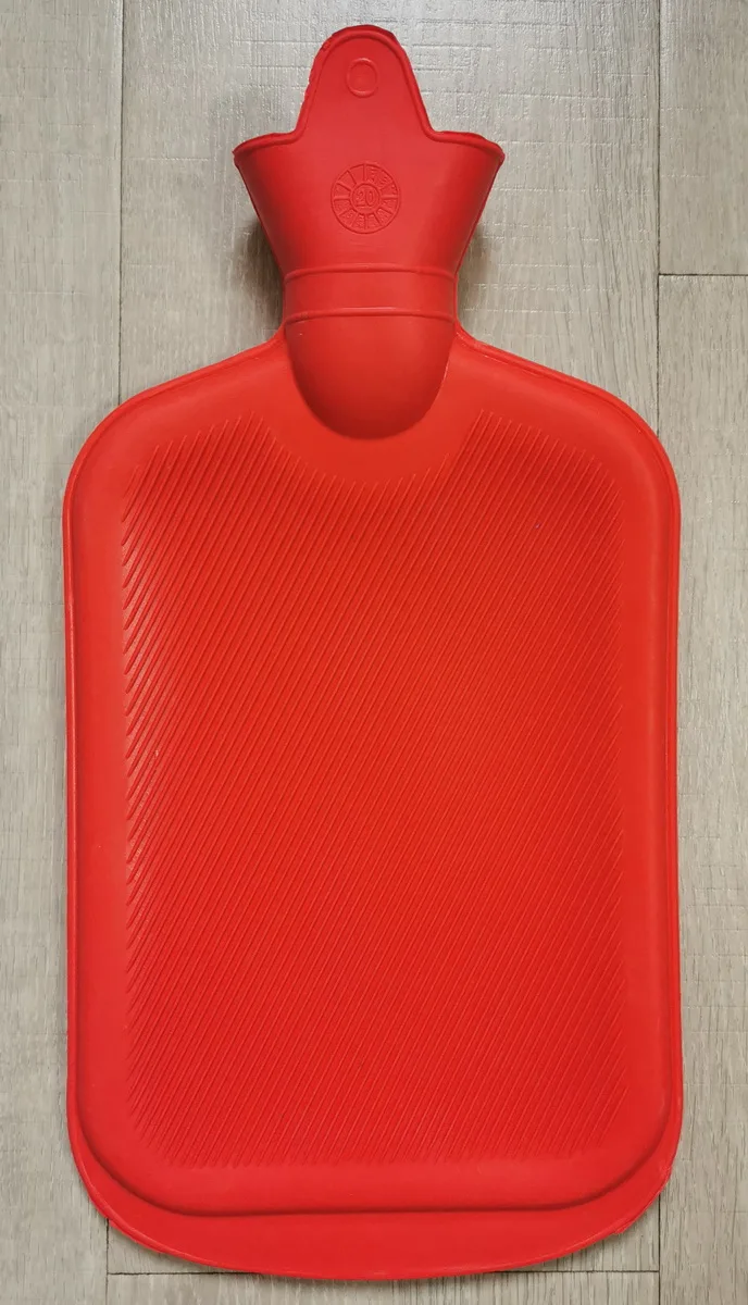 Бутылка горячей воды с крышкой грелка для рук резиновая 2000 мл сумка